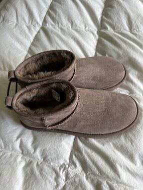 UGG Classic Ultra Mini Boots Women’s 8 tan beige